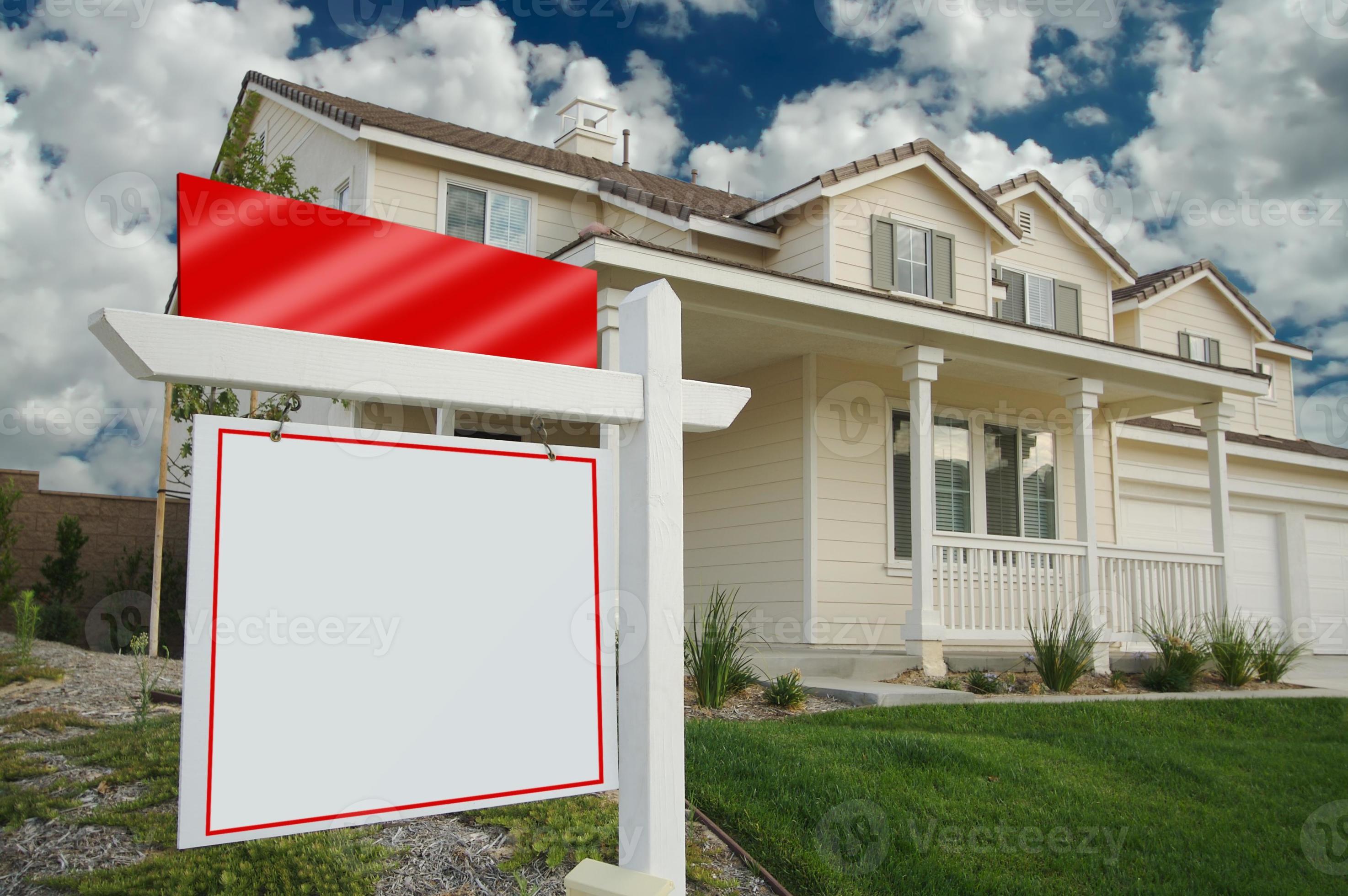 Blank Real Estate Sign and New Home 16475909 Stock Photo at Vecteezy