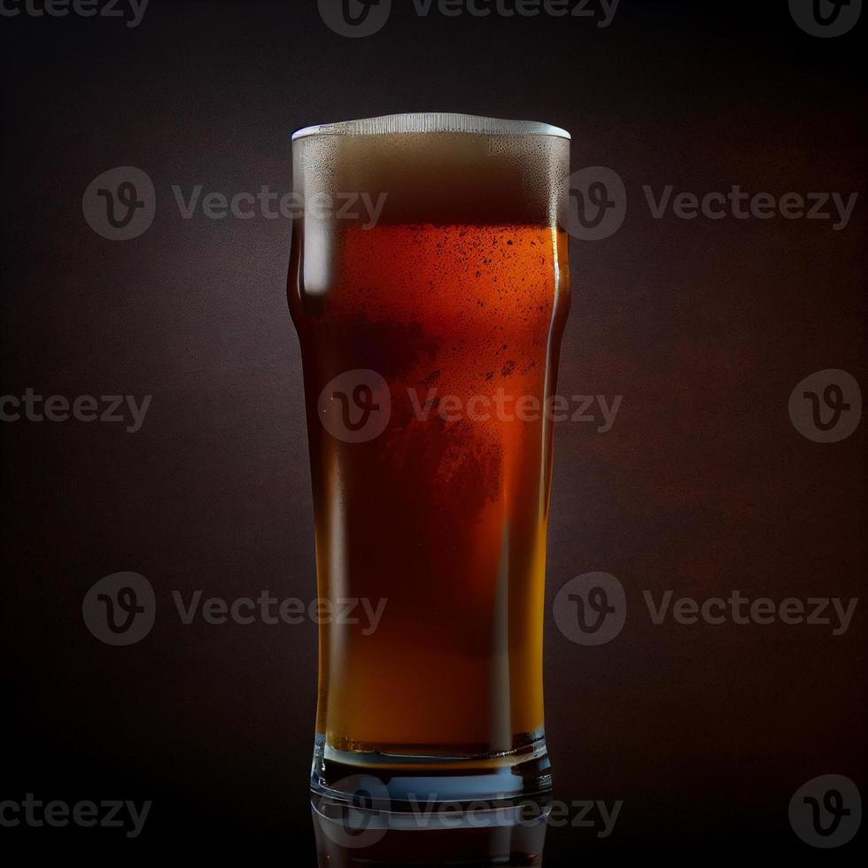 un vaso de cerveza sobre fondo negro foto