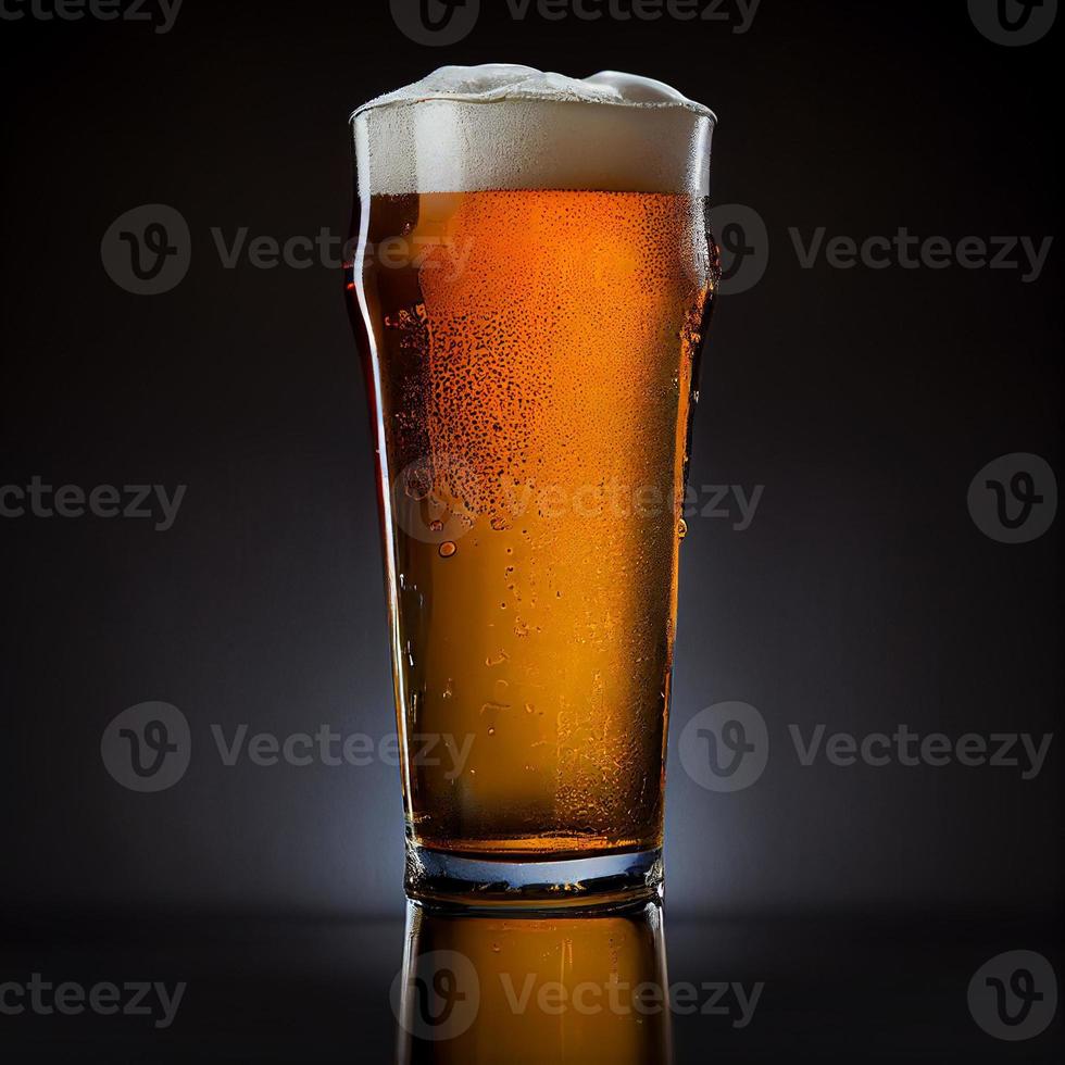 un vaso de cerveza sobre fondo negro foto