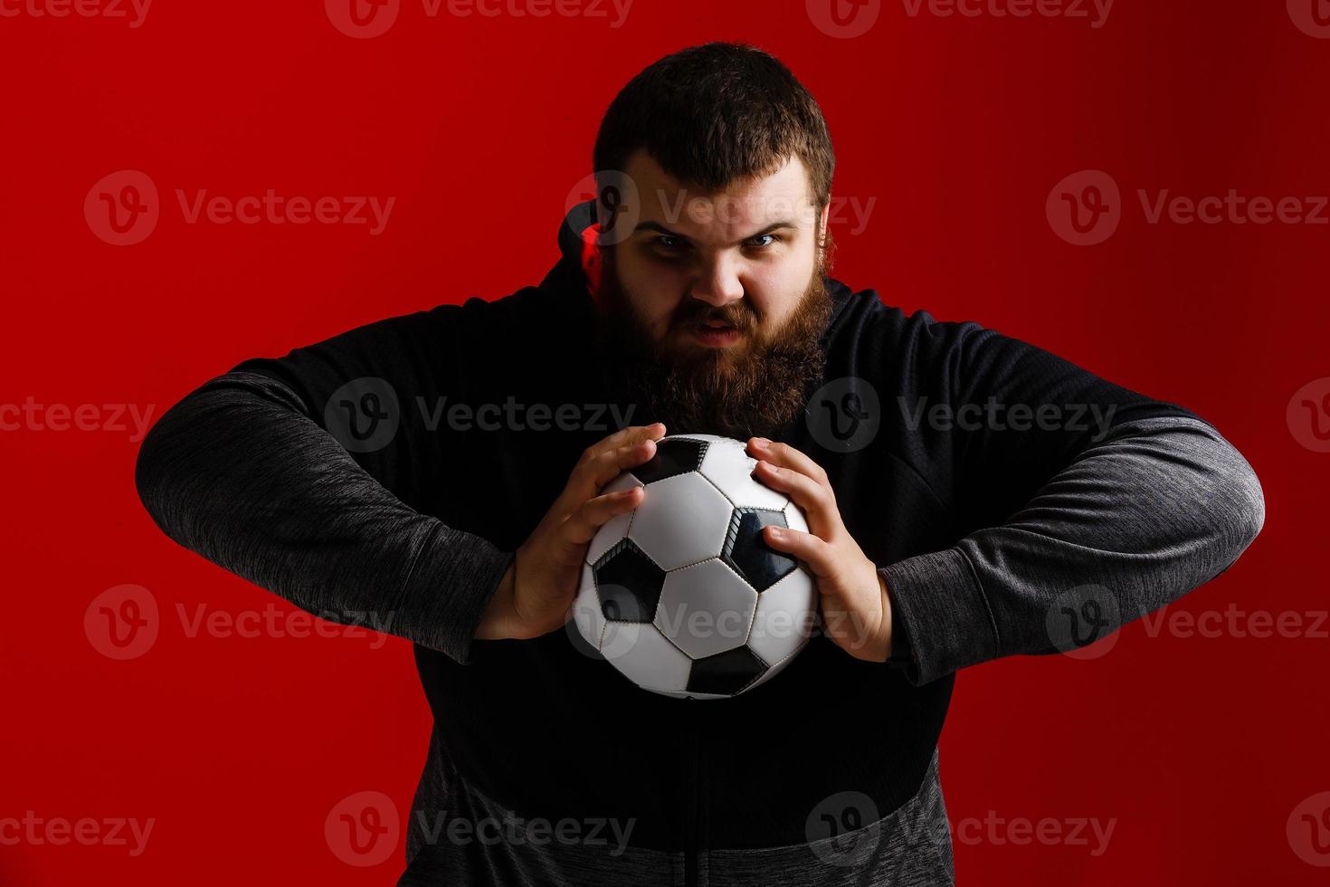 joven sosteniendo un balón de fútbol foto