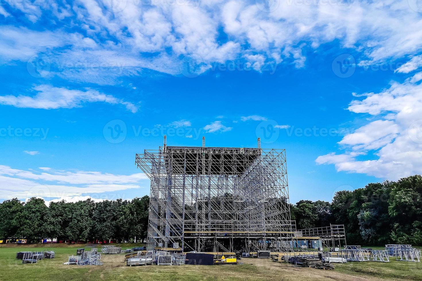 Assembling constructions for the concert scene from the layer photo