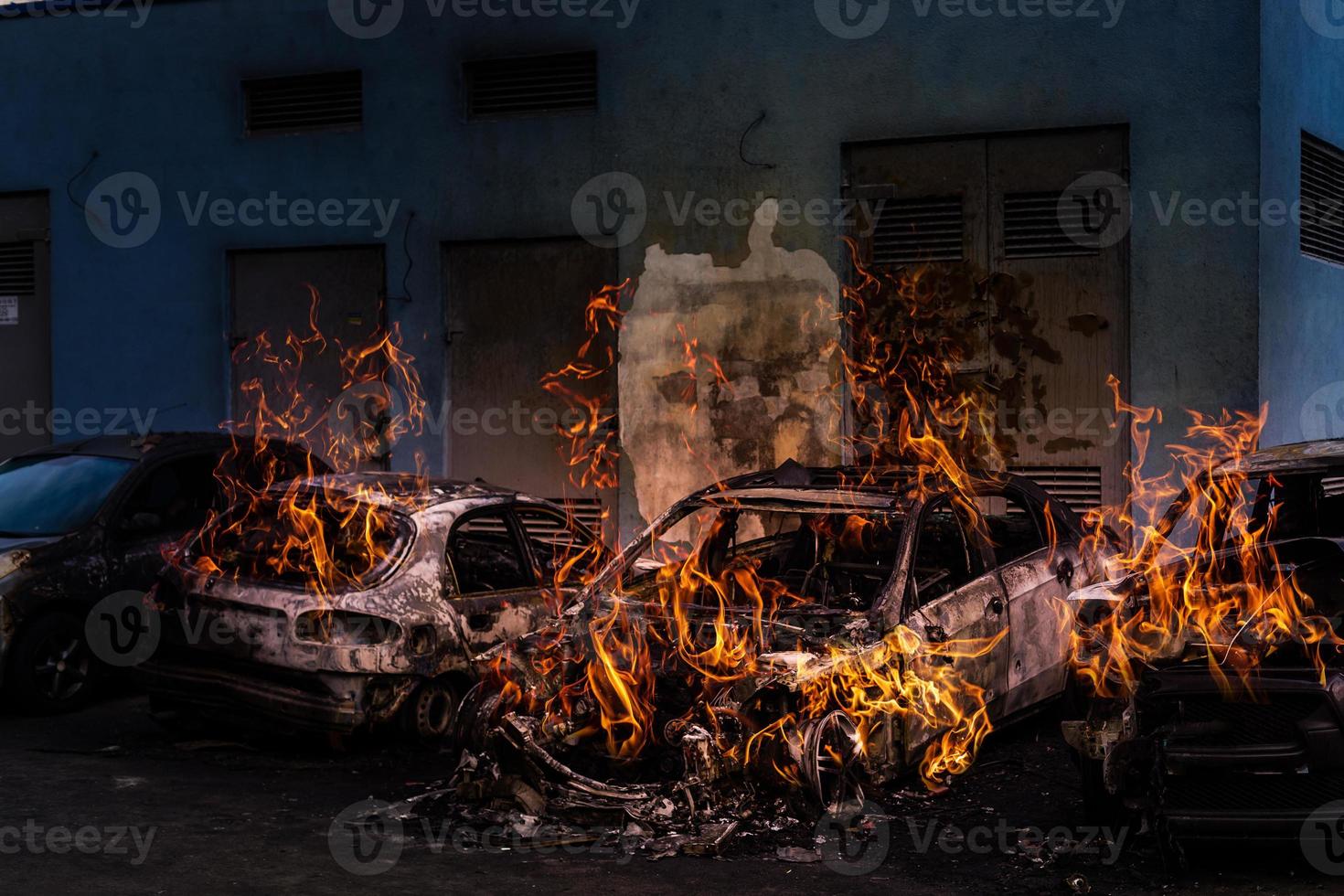 el fuego del coche en llamas de repente comenzó a engullir todo el coche foto