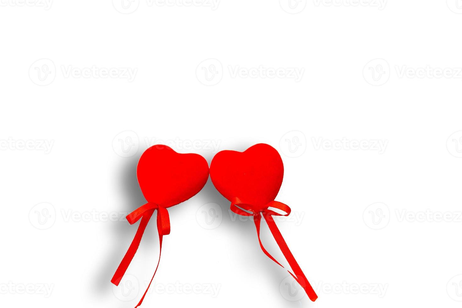 amor corazones rojos sobre fondo blanco para el día de San Valentín, concepto de tarjeta foto