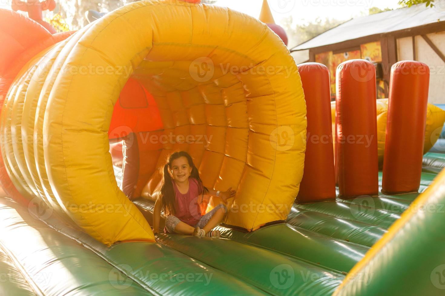 linda niña en el parque de atracciones foto