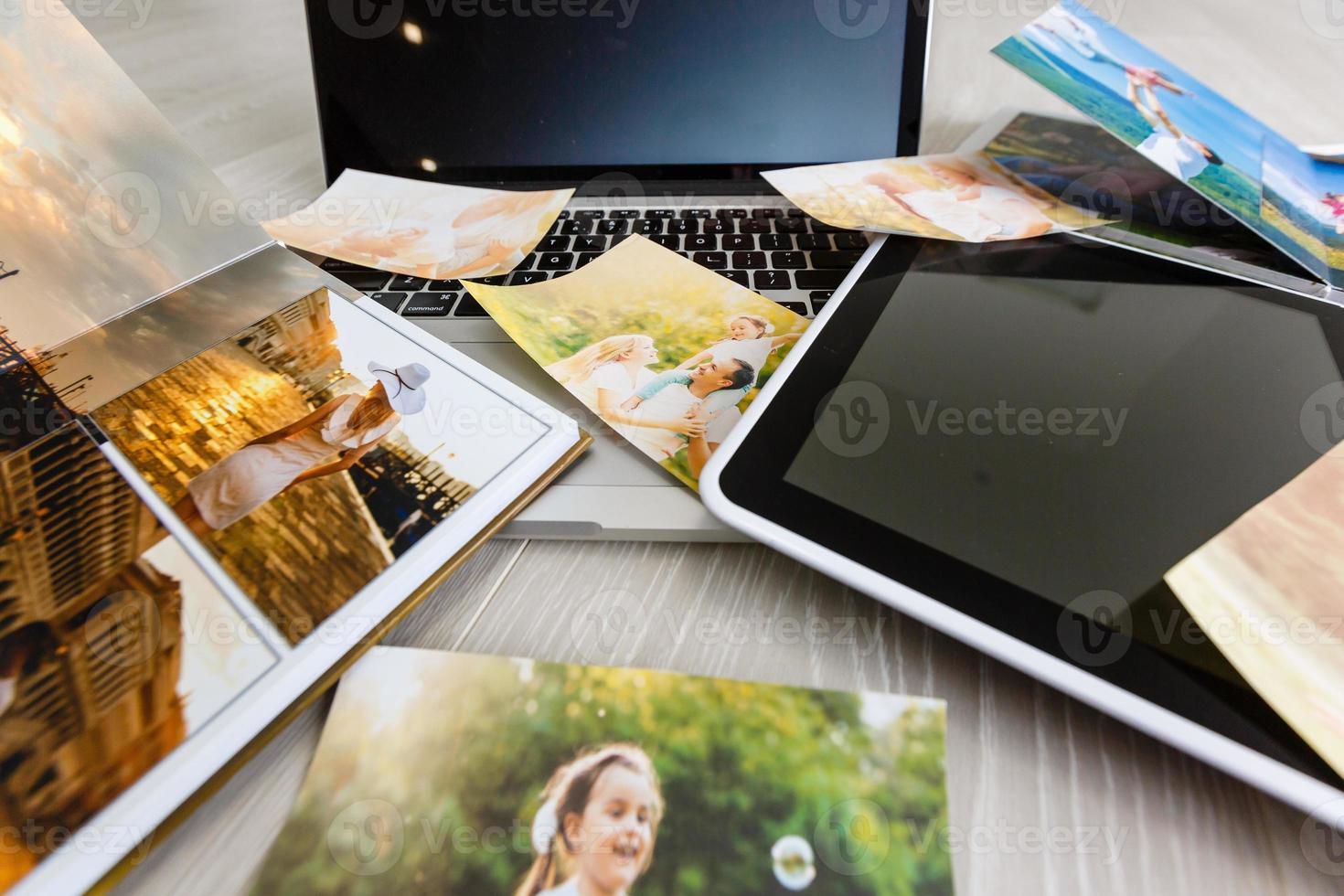 equipo de fotografía hipster con computadora portátil y tableta digital en un escritorio de madera vintage, plano foto