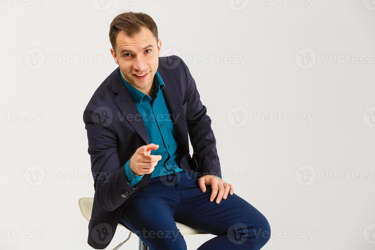 retrato de feliz sonriente joven empresario, aislado sobre fondo blanco. concepto de éxito empresarial foto