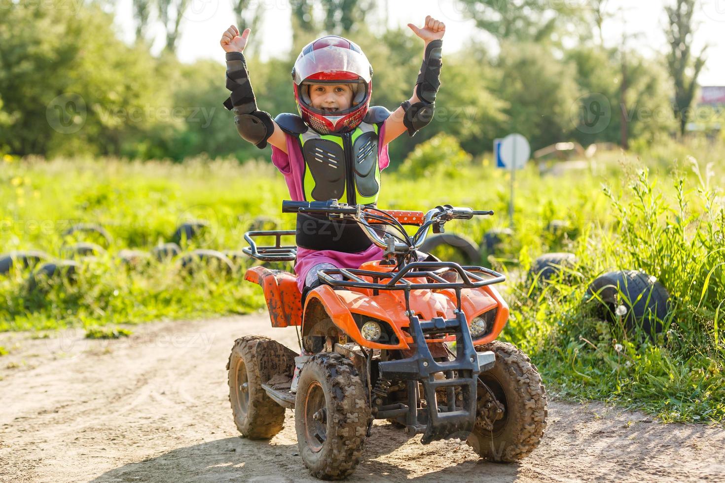 niña en un casco de moto. 16264626 Foto de stock en Vecteezy