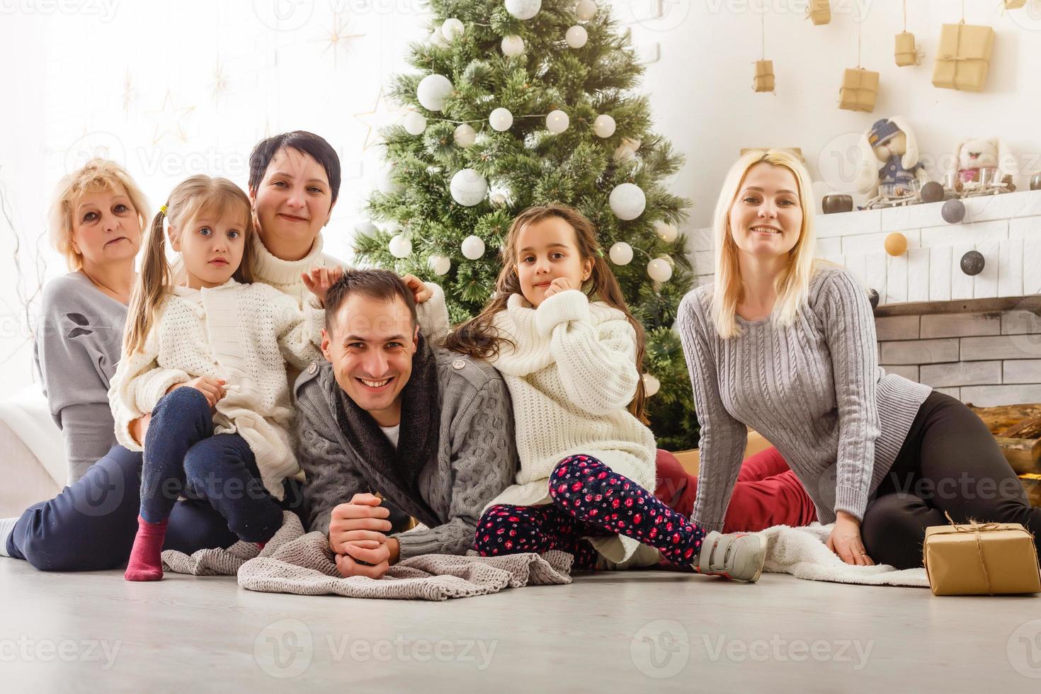 retrato de familia amistosa en la noche de navidad foto