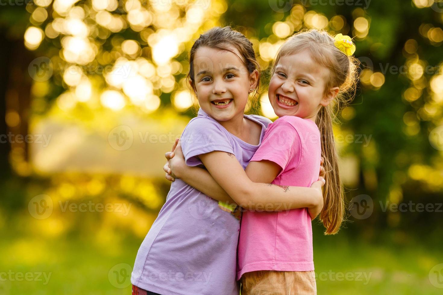 dos amiguitas en el campo. foto