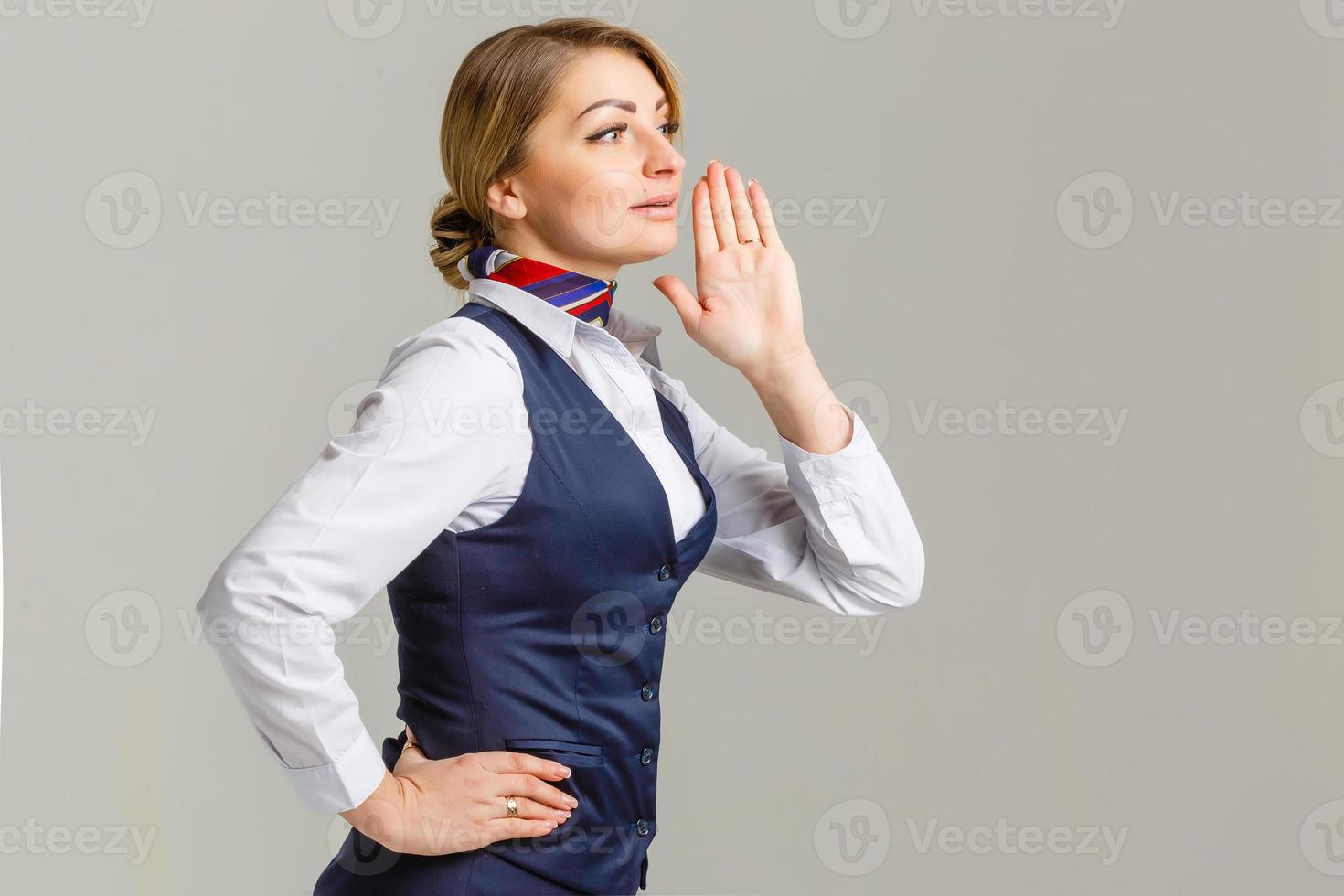 hermosa azafata sorprendida. foto de estudio con una mujer asistente de moscas