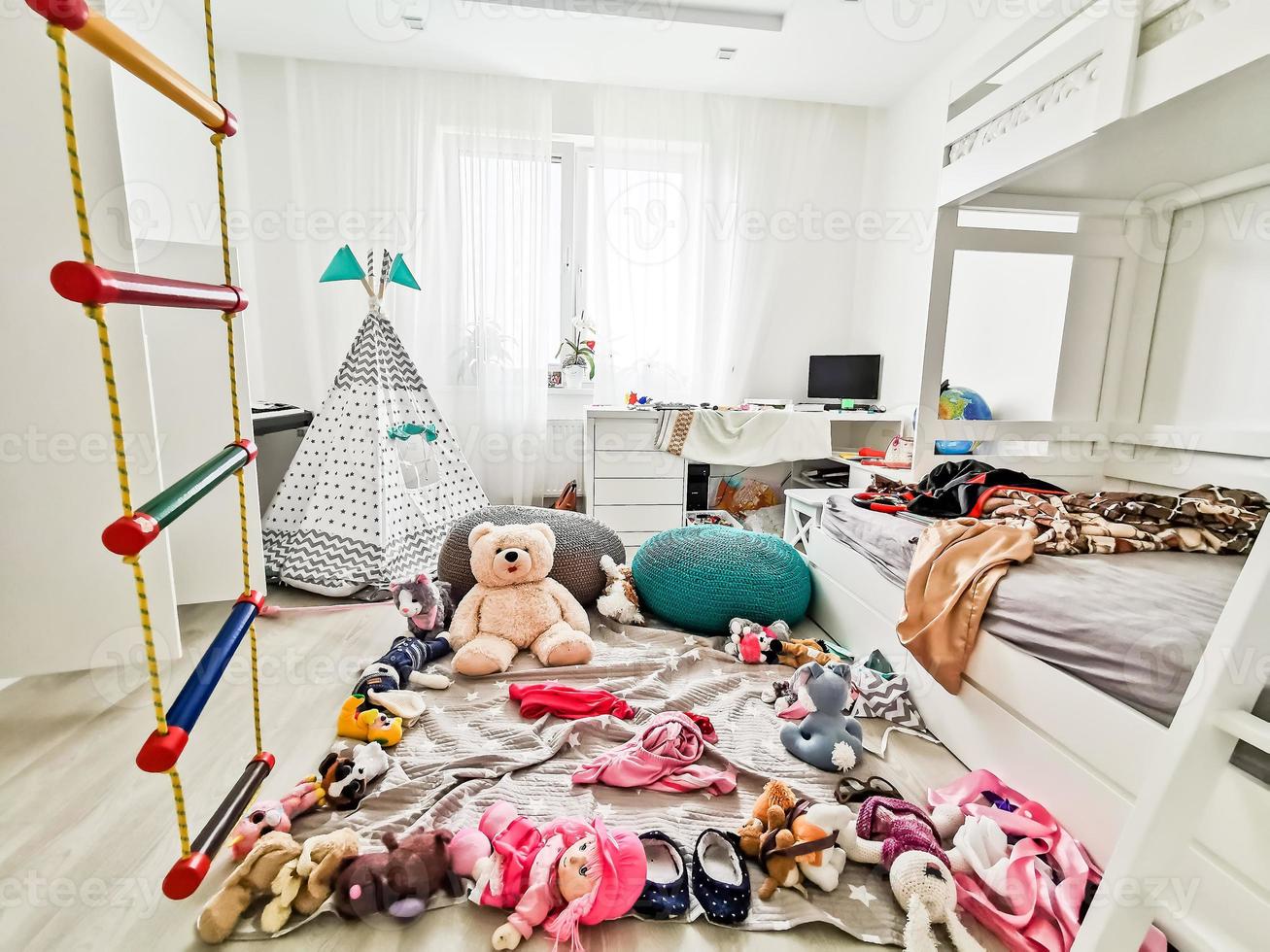 interior.sala de juegos para niños sin niños llena de juguetes en un lío esparcidos por la habitación colorido foto