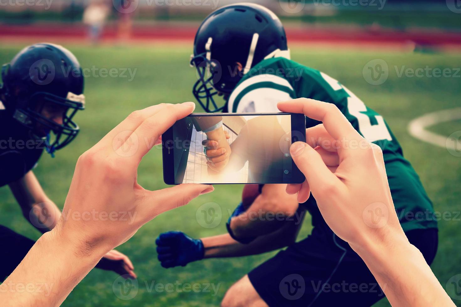 hombre de apuestas a través de su teléfono inteligente en el estadio foto