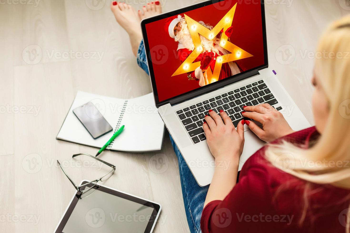 regalos de navidad con una computadora portátil a través de internet mientras descansa en la cama en casa. foto