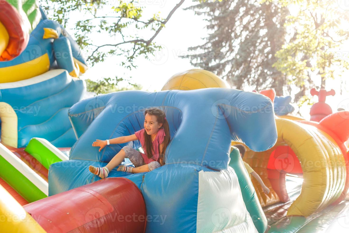 niño pequeño saltando en el trampolín en el patio interior. niña pequeña activa divirtiéndose en el centro deportivo foto