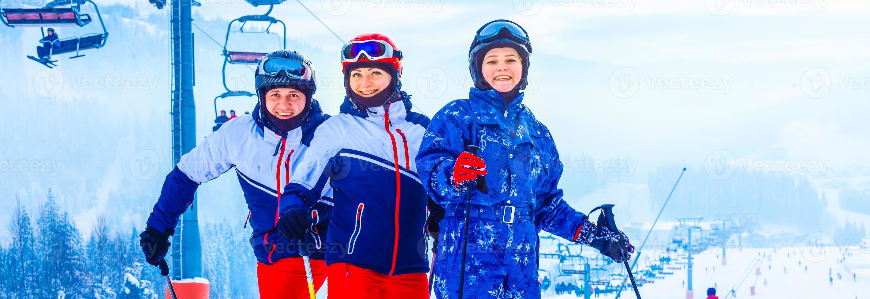 grupo de amigos con esquí caminando en una estación de esquí foto