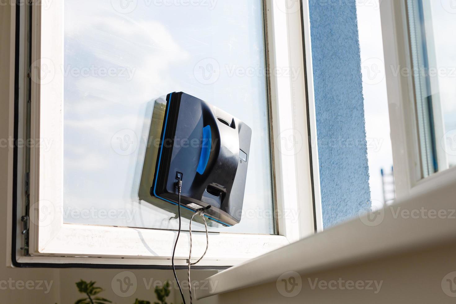 robot aspirador limpiando la ventana en un edificio alto al aire libre. foto