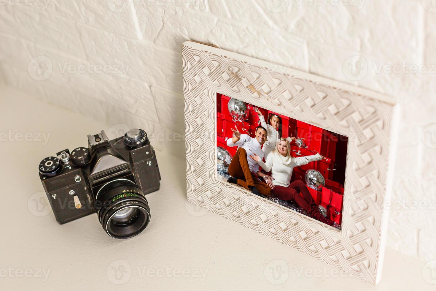 marco simulado en la decoración del árbol de navidad de la habitación con marco vacío en blanco foto