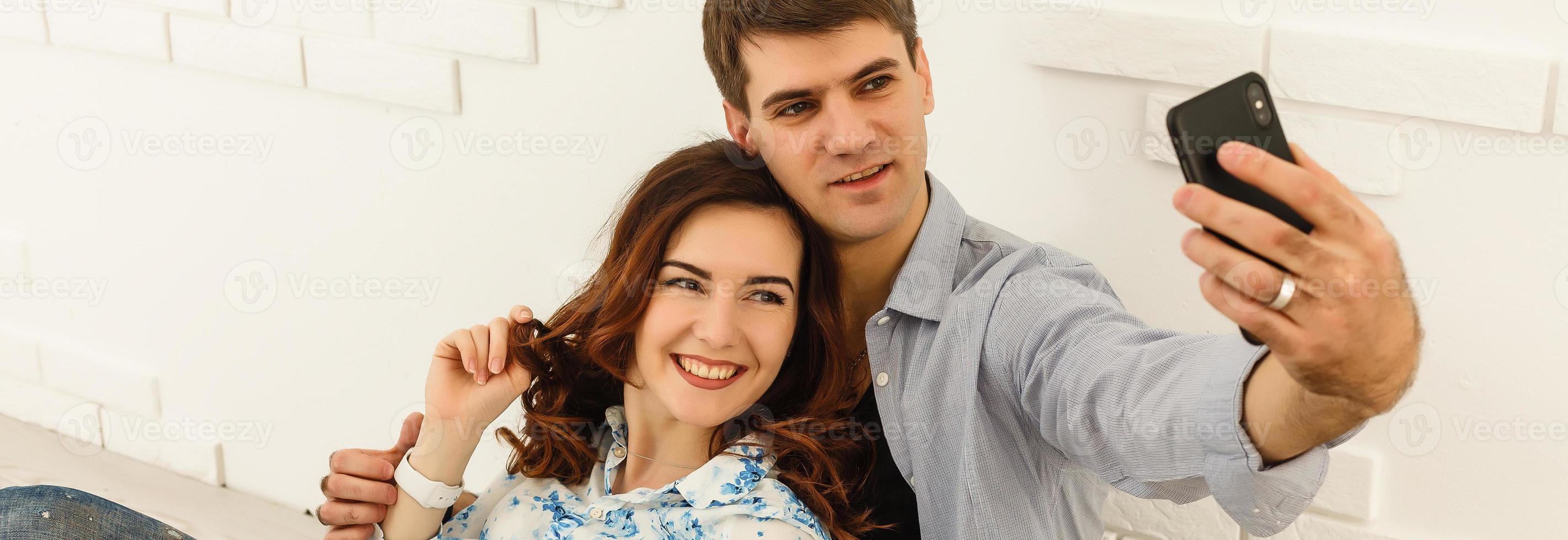 hombre guapo haciendo selfie con su mujer bonita foto