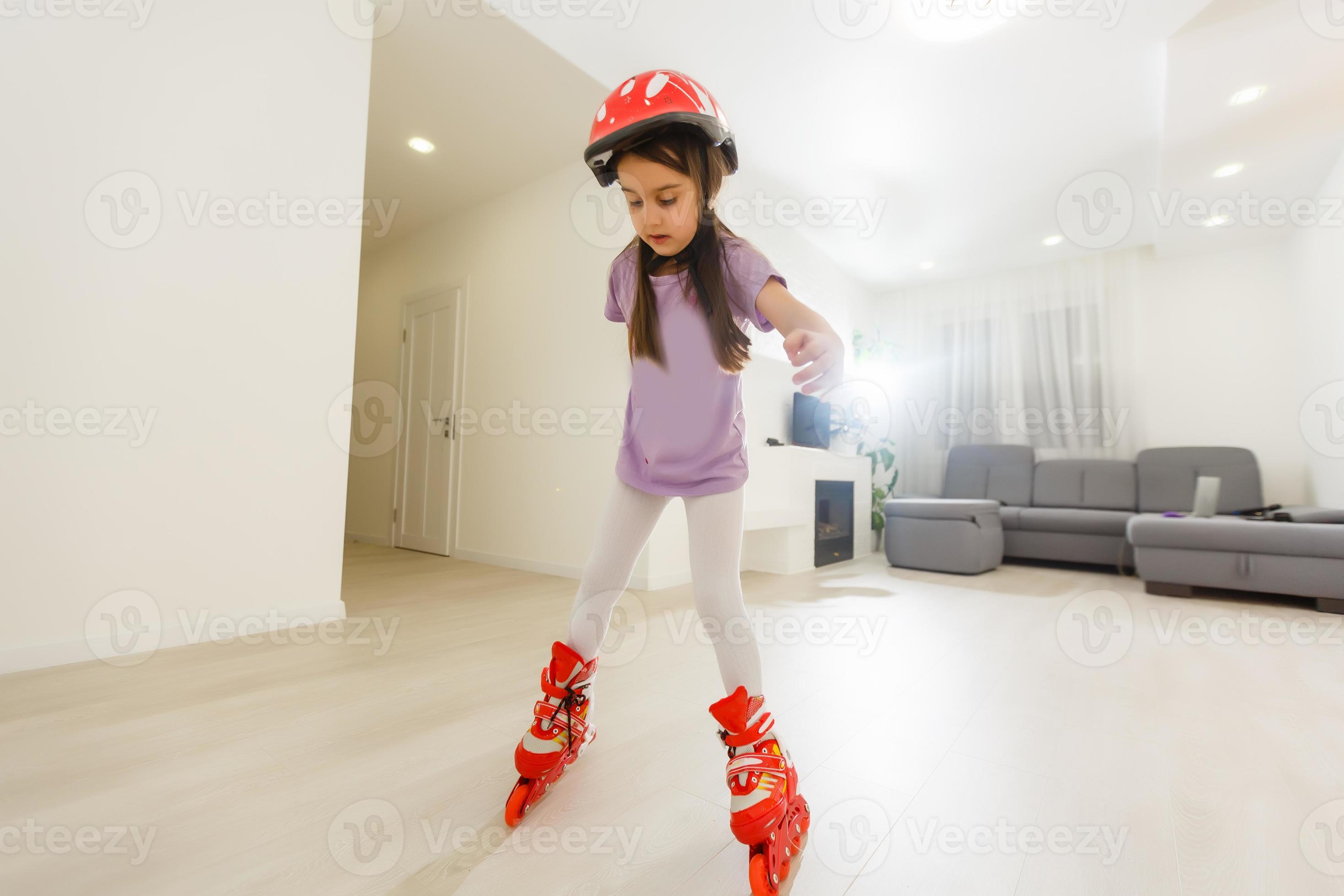 Fondo Una Niña Pequeña Con Patines Y Casco Protector Foto E Imagen