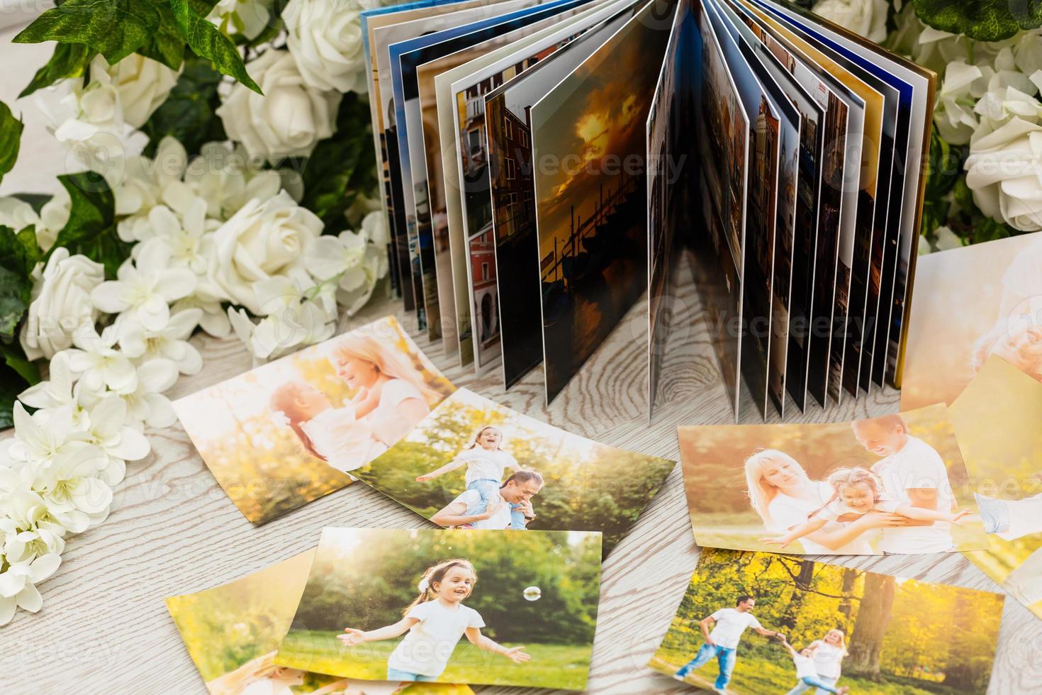 Libro de fotos con portada. color blanco con estampado calado. enfoque suave.