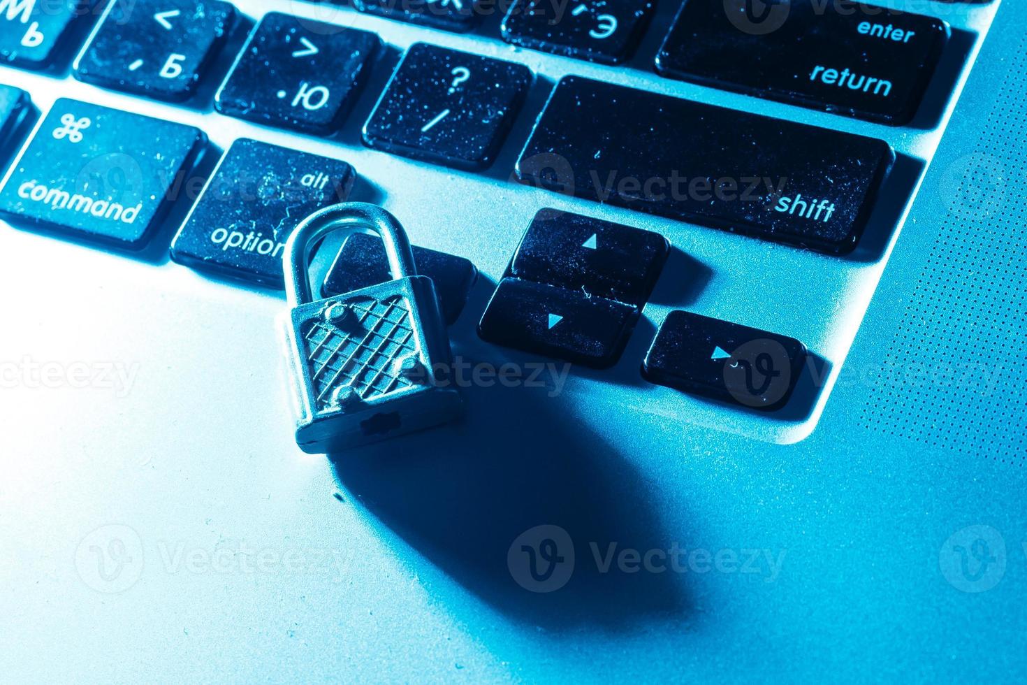 bloqueo de seguridad en un teclado de computadora - concepto de seguridad informática foto