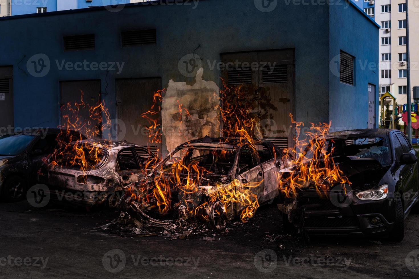 el fuego del coche en llamas de repente comenzó a engullir todo el coche foto