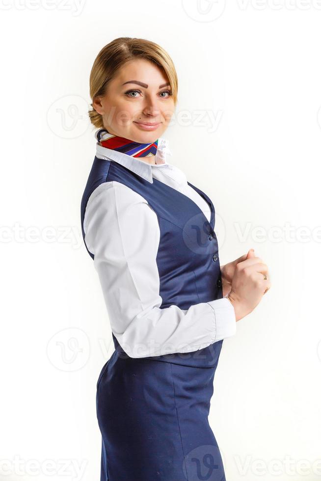 retrato de una encantadora azafata vestida con uniforme azul. aislado sobre fondo blanco. foto