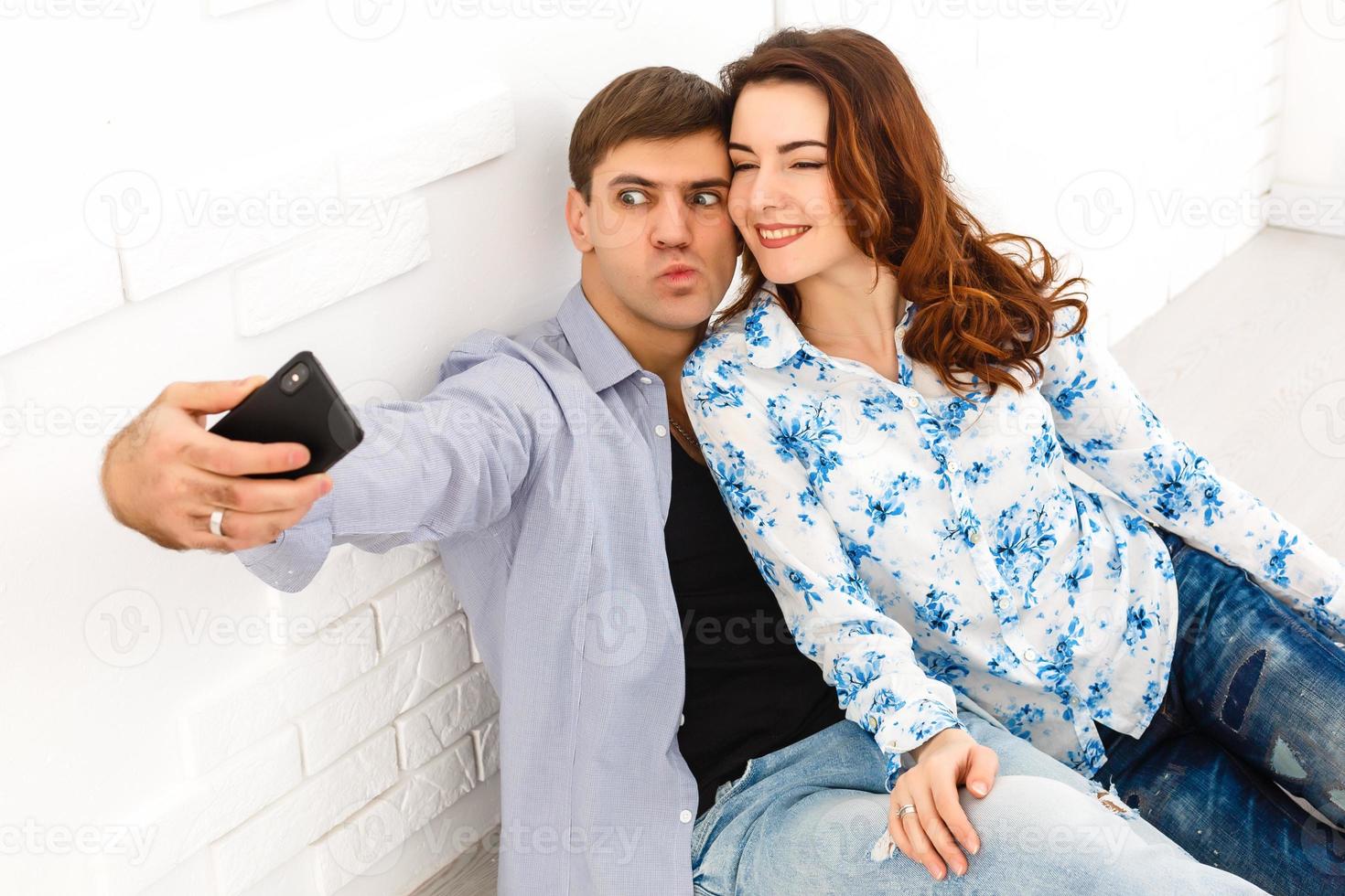 hermosa pareja amorosa haciendo selfie en smartphone. sel aislamiento y cuarentena covid19 foto