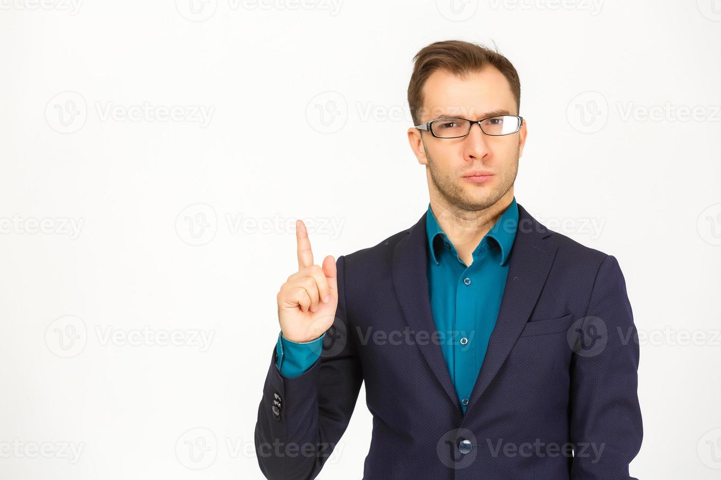 hombre de pie y presentando algo arriba contra fondo blanco foto