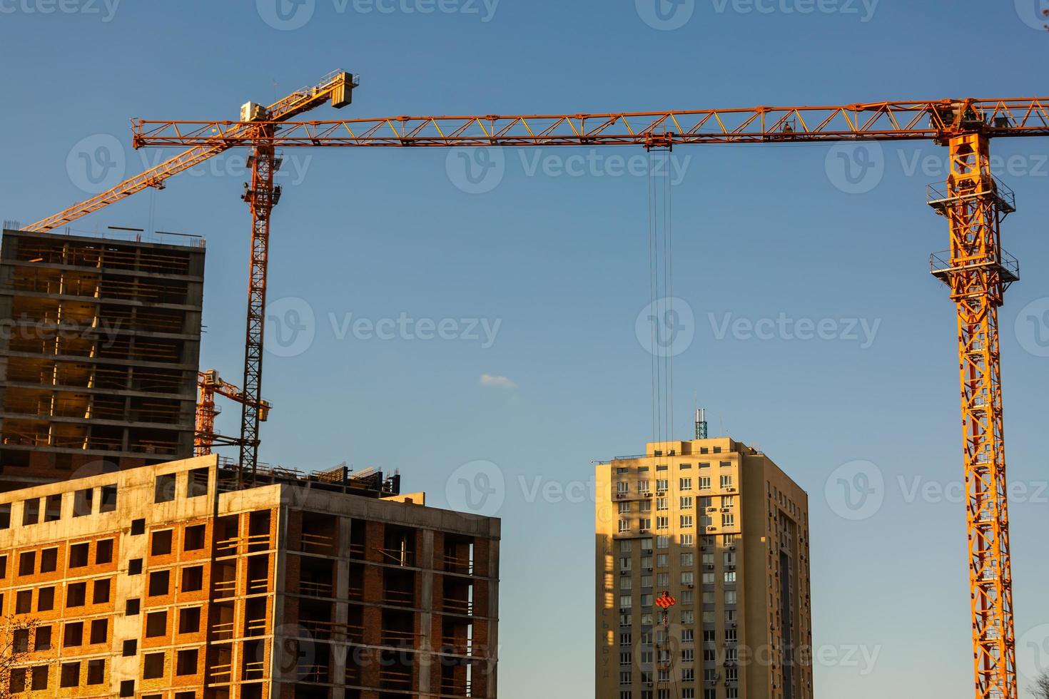 grua. grúa de construcción. grúa de construcción en el fondo de dos edificios foto