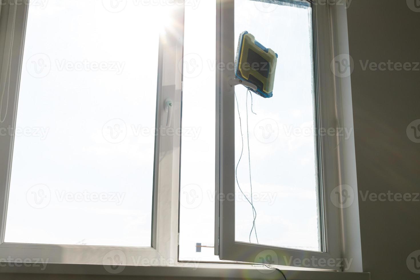 Robot for washing windows photo