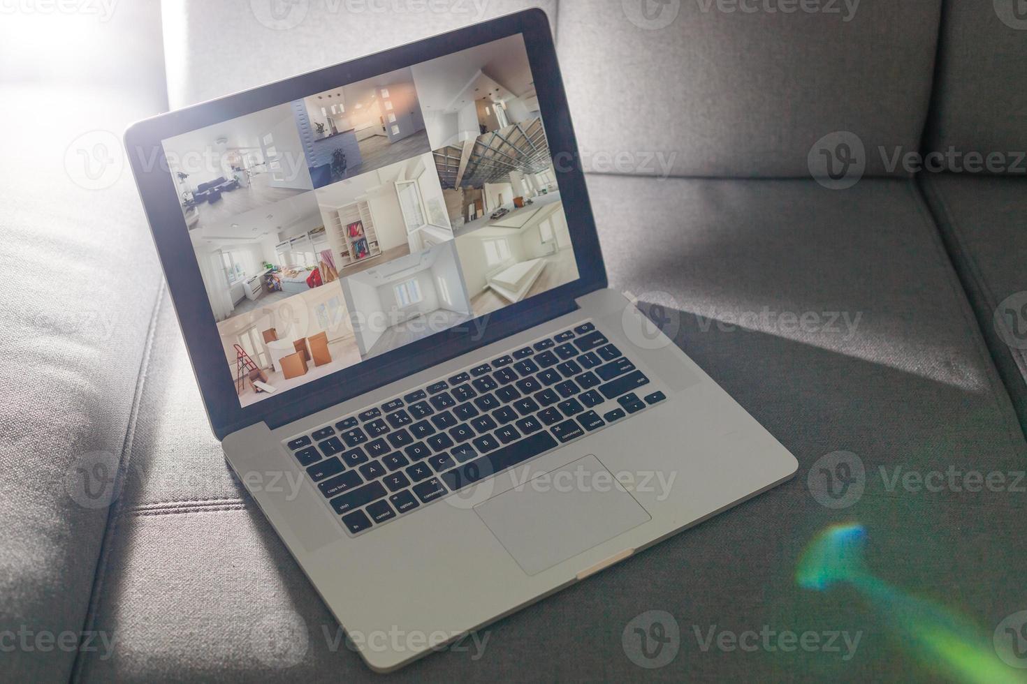 abra un portátil moderno con la venta de inscripción en la pantalla sobre un hermoso sofá. comprando en internet foto