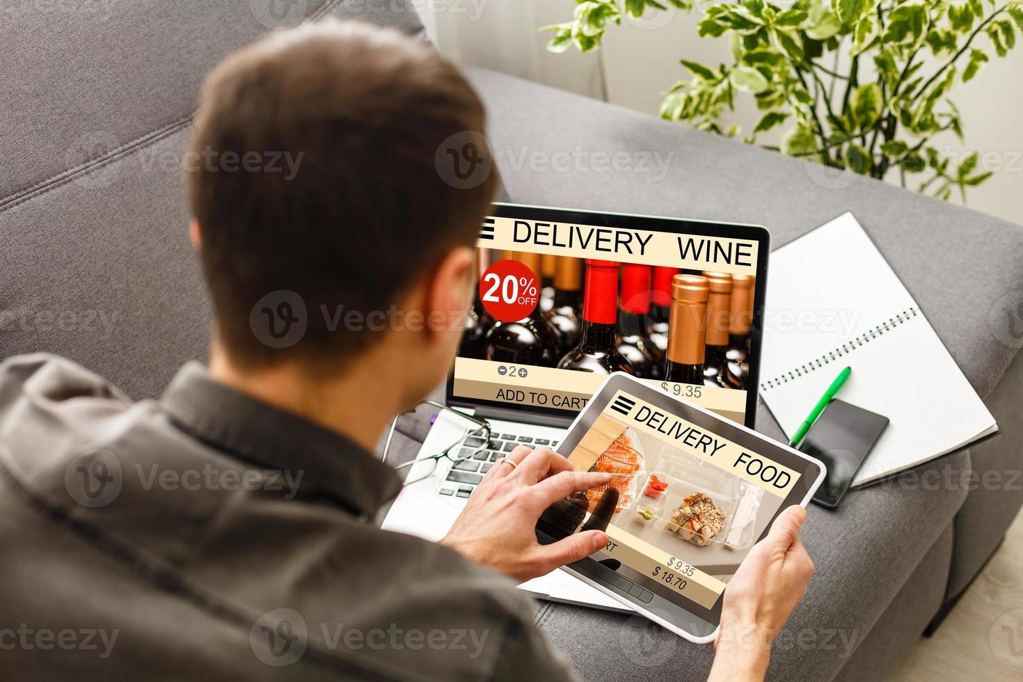 hombre portátil con pantalla de comida de entrega de aplicaciones foto