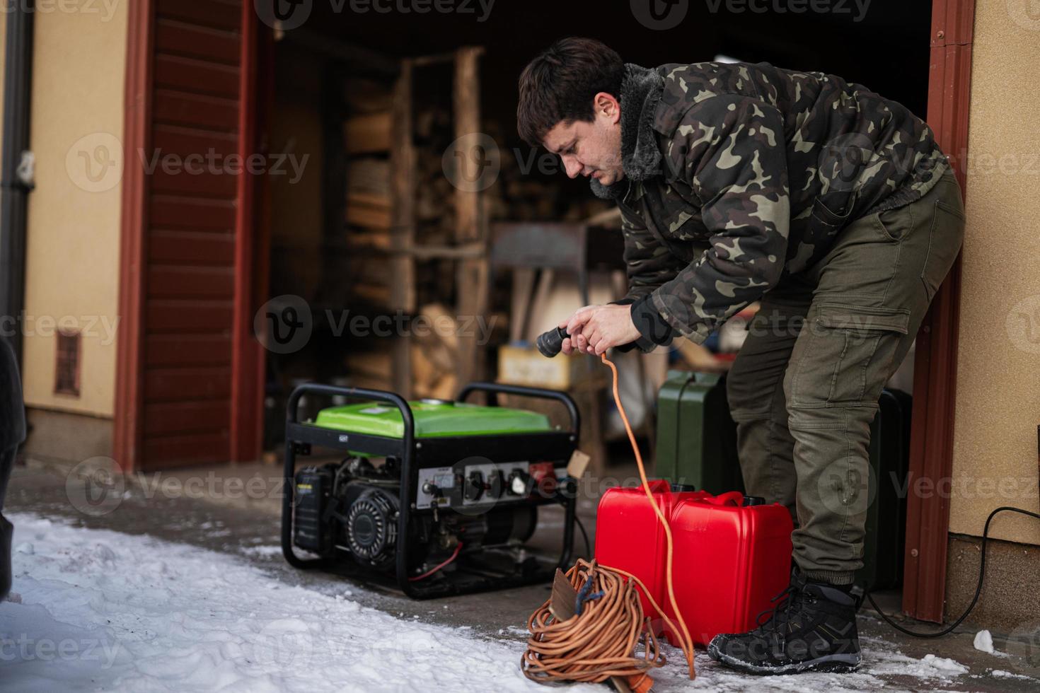 el hombre usa una chaqueta militar con un generador de respaldo móvil  portátil de gasolina. 16480719 Foto de stock en Vecteezy