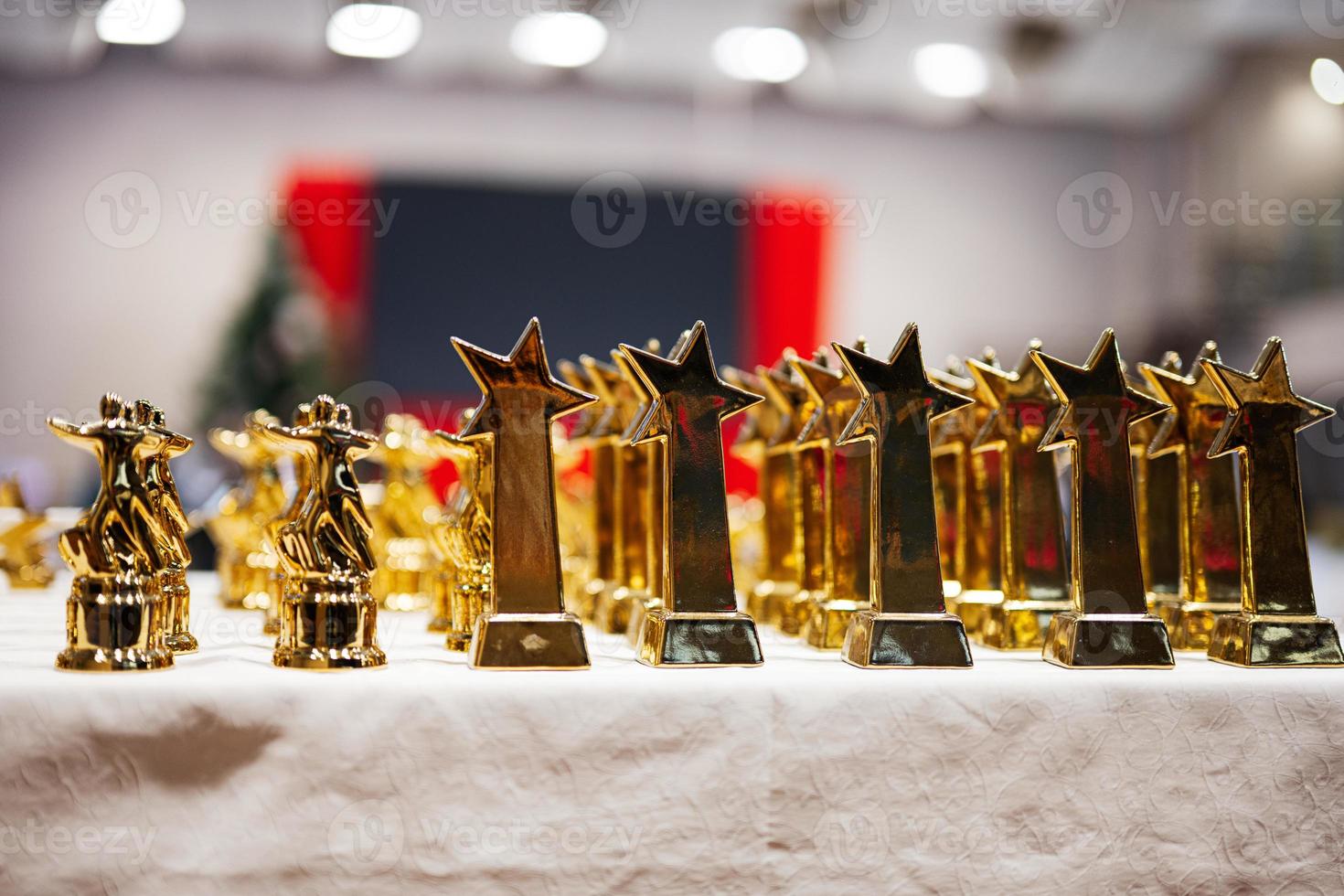 concepto de premio y victoria. fila de copas doradas de competición de baile. foto