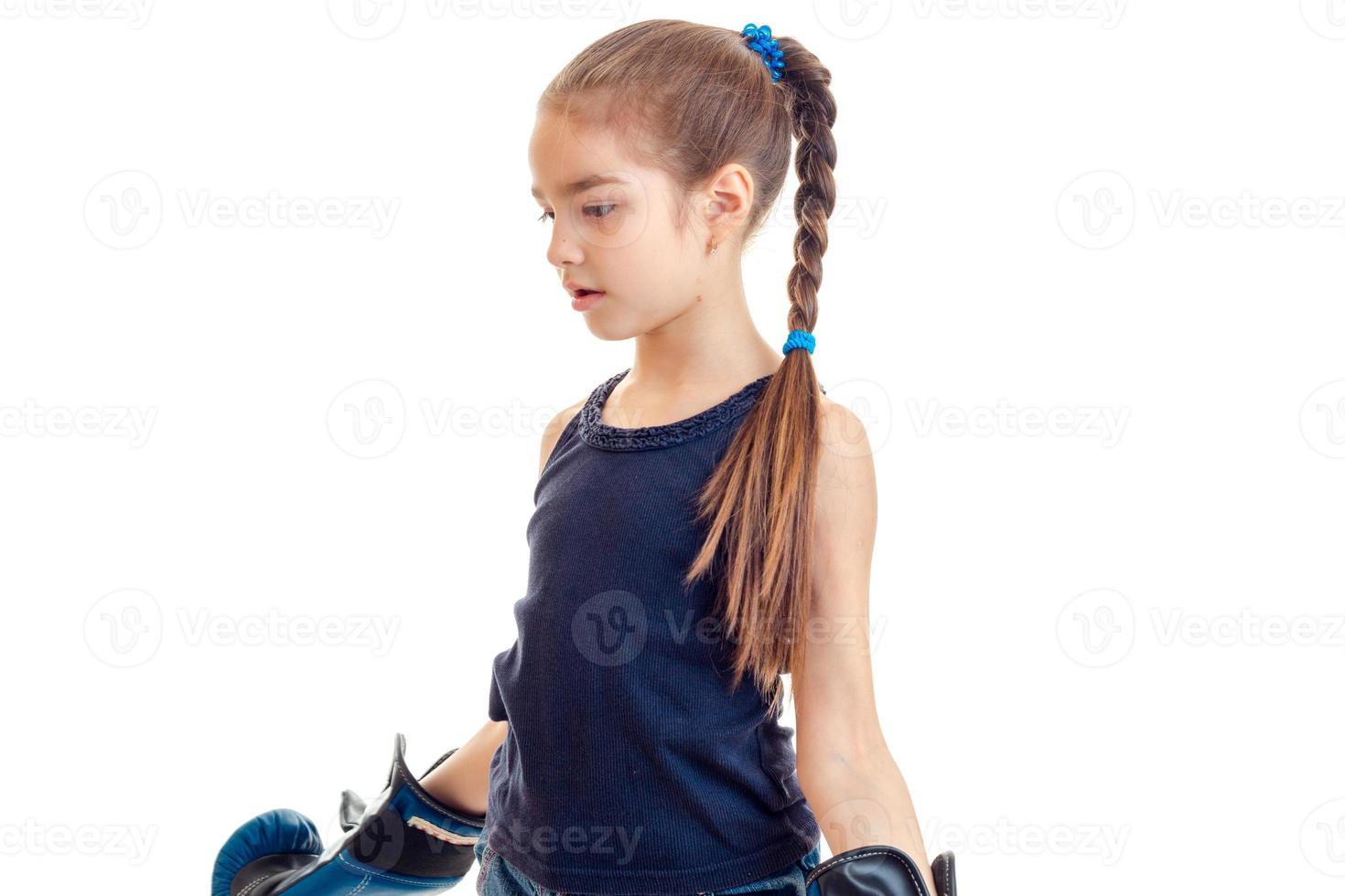 niña joven en guantes de boxeo practicando foto