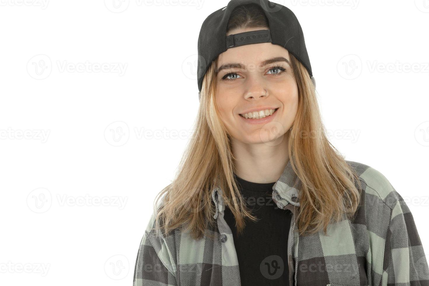 alegre chica rubia con gorra sonriendo foto