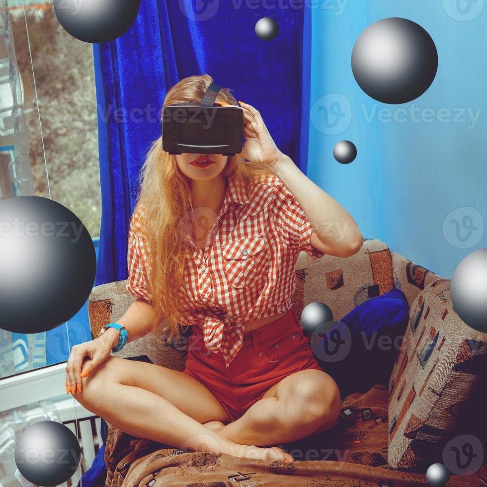 mujer joven en casco de realidad virtual foto