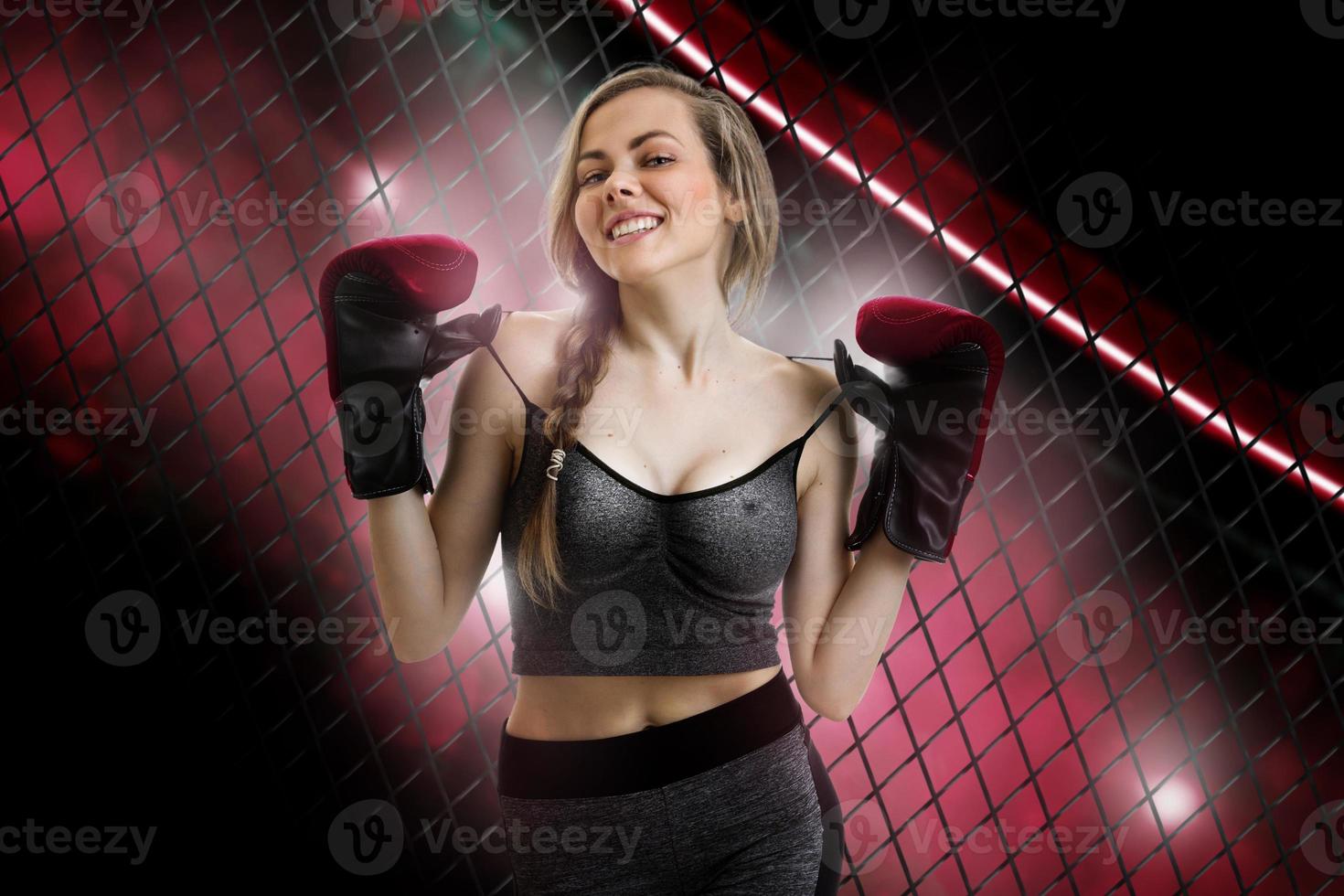 alegre joven mma fighter sonrisas foto