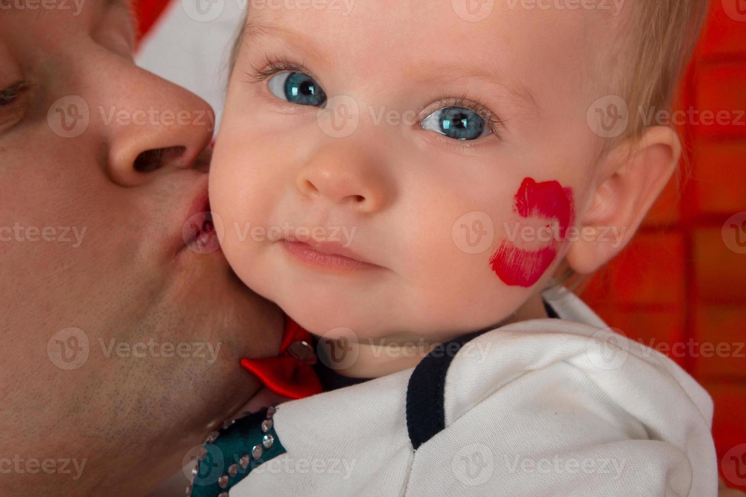 padre está besando a su hija foto