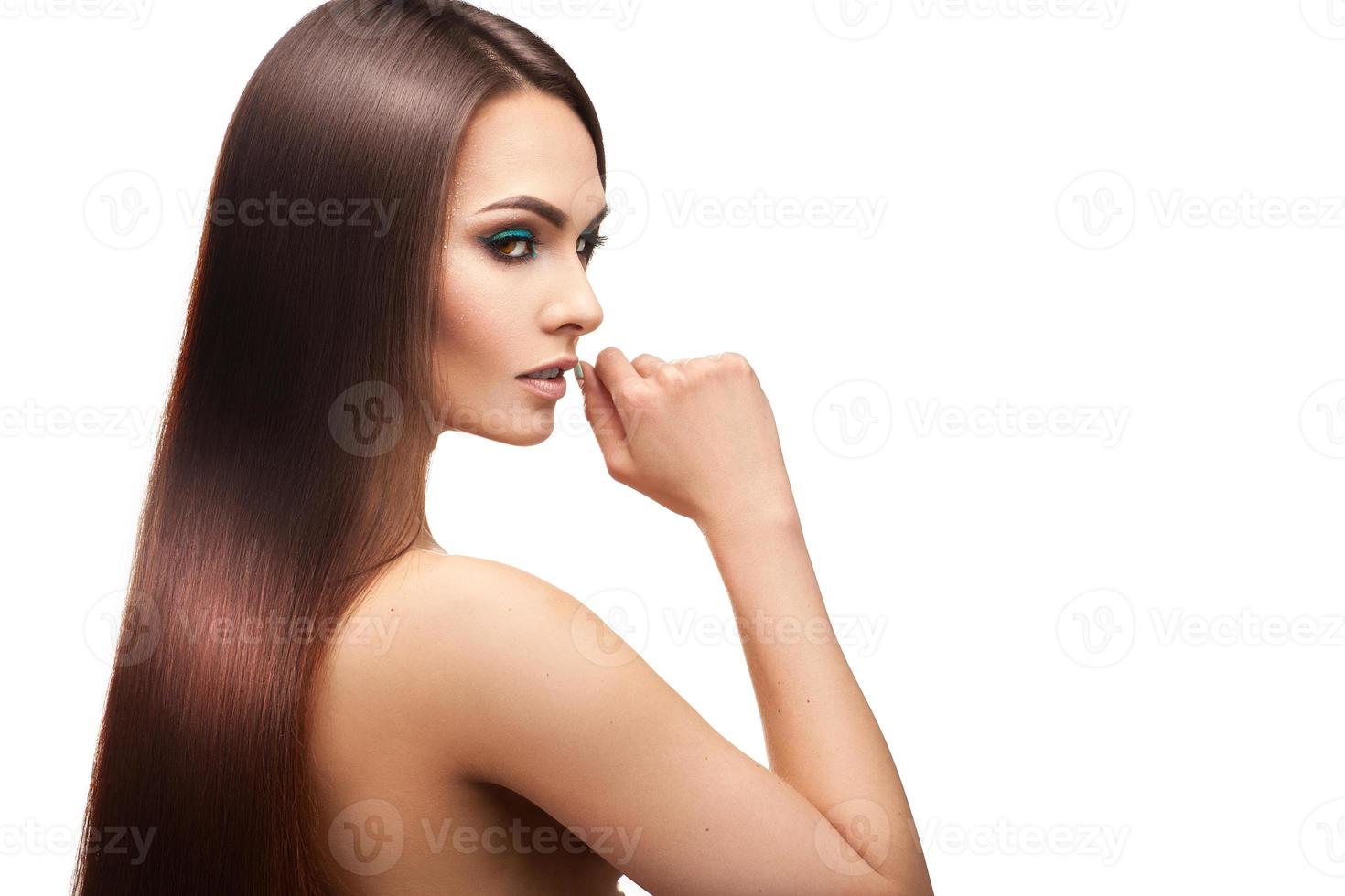 dama de belleza con maquillaje y cabello liso perfecto sobre fondo blanco foto