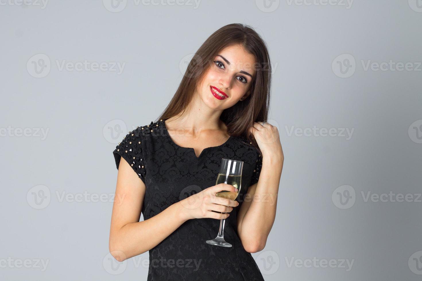 chica con vestido negro posando en el estudio foto