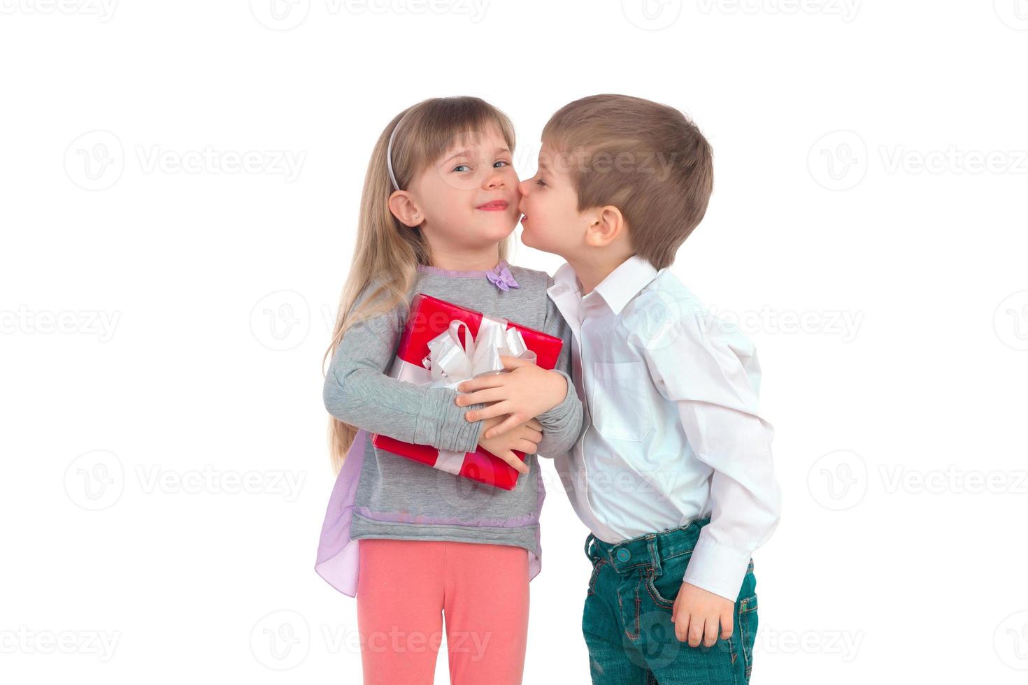 niños con caja de regalo foto