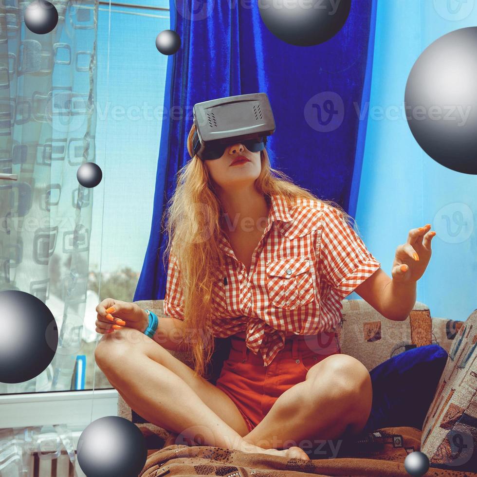 mujer con casco de realidad virtual foto