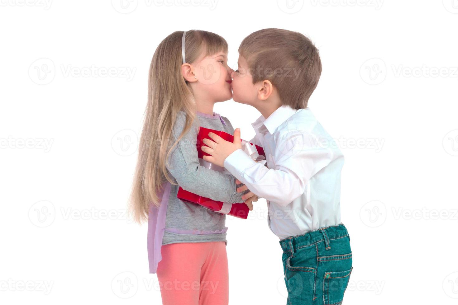 niños con caja de regalo foto