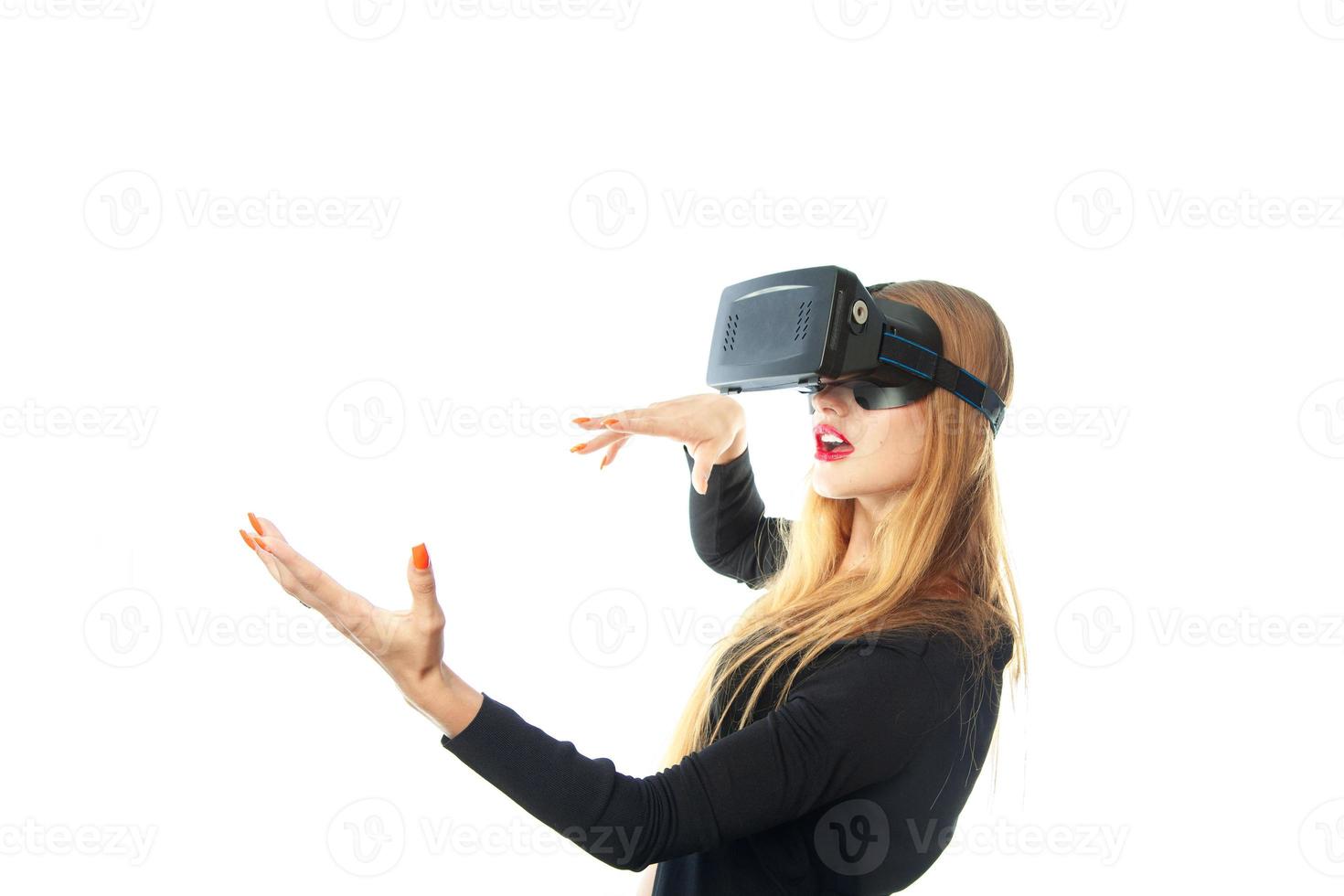 mujer con casco de realidad virtual foto