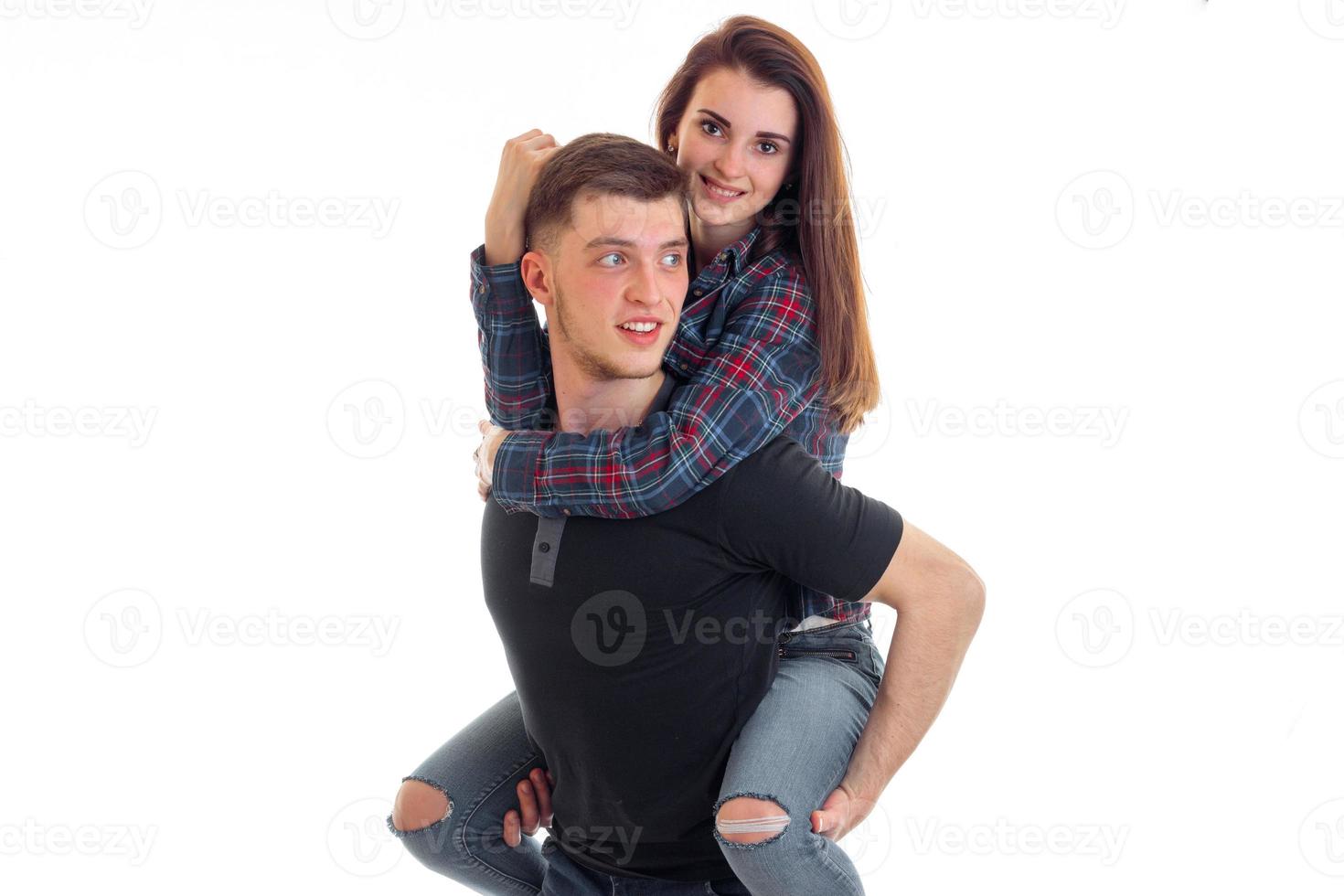 el chico usa a su mujer en sus manos y se ríe foto