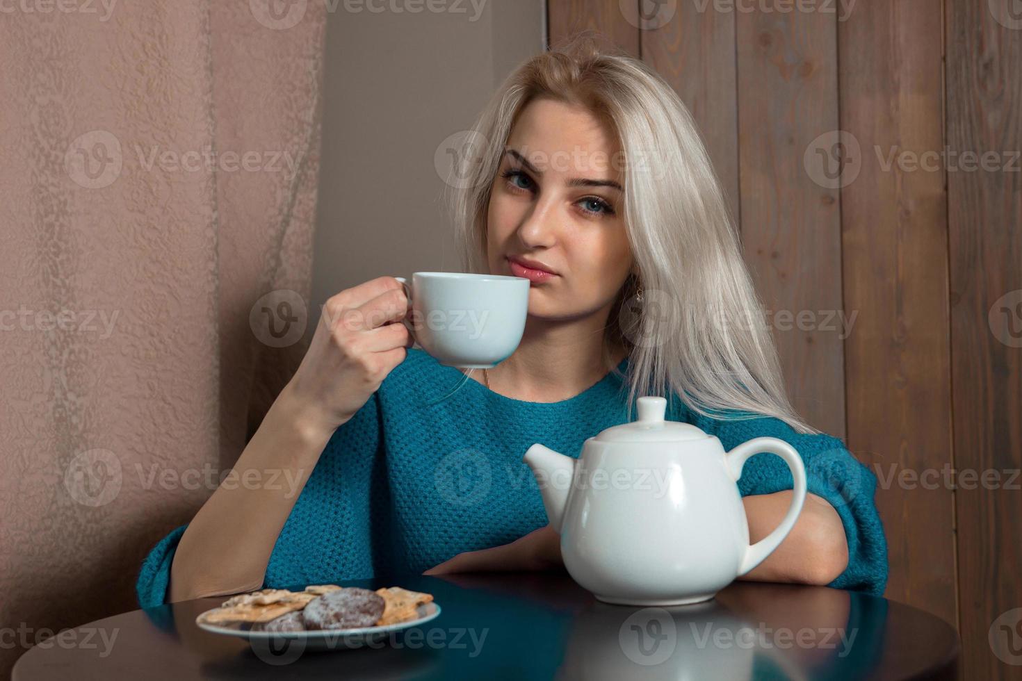 niña bebiendo té foto