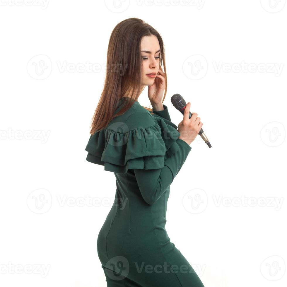 retrato cuadrado de niña con un micrófono en un vestido verde foto