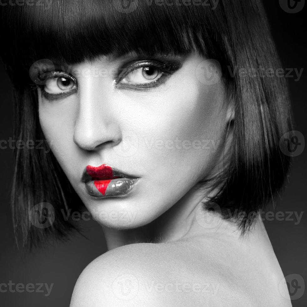 retrato en blanco y negro del corazón moreno en los labios foto